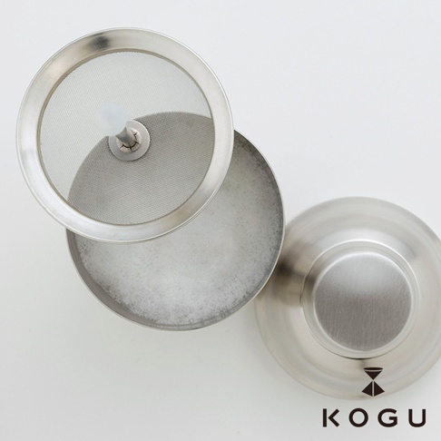 日製18-8不鏽鋼咖啡拿鐵奶泡用雪克杯，含細緻濾網蓋和裝有白色奶泡的杯身，整體為銀色金屬質感。