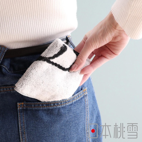 日本桃雪可愛熊貓迷你手帕，放入口袋的特寫