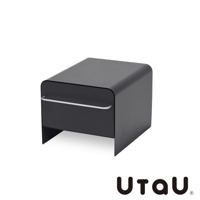 黑色方形抽屜式收納櫃，設有銀色金屬拉把，櫃體採圓角設計，底部有兩條支撐腳。