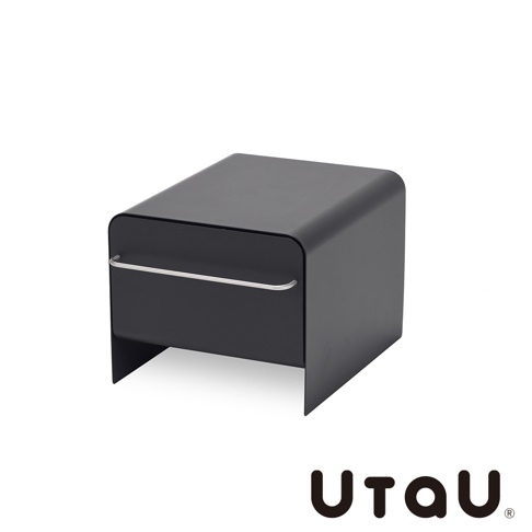 黑色方形抽屜式收納櫃，設有銀色金屬拉把，櫃體採圓角設計，底部有兩條支撐腳。