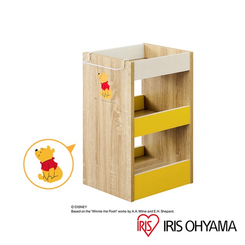 木質收納櫃，淺木紋色，附有小熊維尼圖案，櫃體有兩層黃色隔板，附有滾輪。