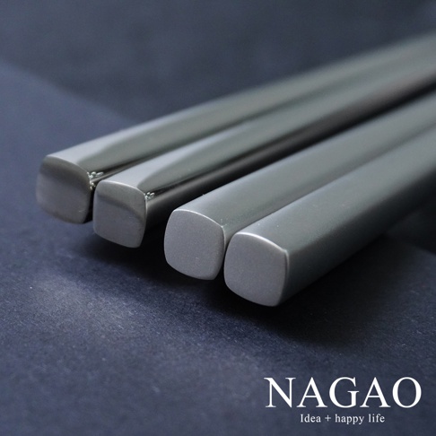 燕三条不鏽鋼筷組合，共兩雙。筷子呈方形，表面為霧銀色不鏽鋼材質，質感細緻，設計簡約。