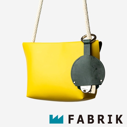 FABRIK 品牌的黃色皮革圓型收納鑰匙圈，附有黑色皮革配件和鑰匙