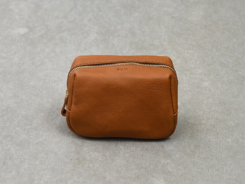 職人手作皮革Organ拉鍊收納包，M尺寸，經典焦糖棕色，採用光滑皮革材質，配有金色拉鍊，整體風格簡約實用。