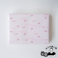 Colombin 品牌綜合巧克力夾心餅乾禮盒，粉色包裝紙印有品牌名稱和日文，右下角為一人快樂購物示意圖。