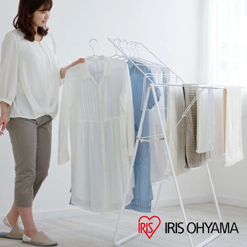 白色蝴蝶式曬衣架，框架為金屬材質，展開後呈A字型，上方有多層掛桿，可懸掛衣物和毛巾。