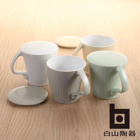 四個叉腰馬克杯，杯身帶有直條紋，分別為白色、淺黃色、淺灰色和淺綠色。其中有兩個杯子配有同色系的蓋子。