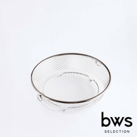 銀色不鏽鋼圓形淺型網狀瀝水籃，帶有兩個掛環。