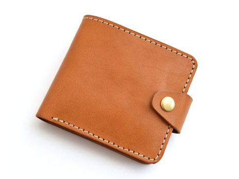 職人手作皮革Titi wallet二合一可拆式短夾 (WS-9)，採用棕褐色光滑皮革製成，配有同色系皮革按扣和外露的米白色縫線。
