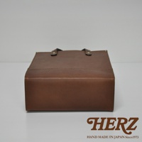 職人手作皮革直式托特包 T-44 L，棕色，可見縫線與雙提把，材質為皮革。