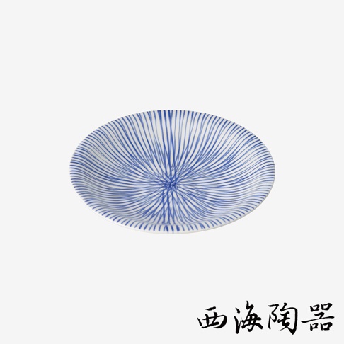 白色陶瓷點心碟，飾有細緻的藍色十草紋，紋路從中心向外輻射，形成放射狀的視覺效果。