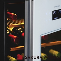 LX95 雙溫酒櫃，展示櫃內有木製層架，擺放著多瓶紅酒瓶，部分瓶身呈現紅色，部分為深色。酒櫃外部為白色面板，配有數位溫度顯示螢幕，顯示「14℃」及「14℃」。