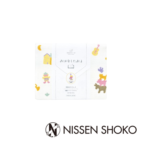 這是一條日纖商工品牌的白色四層紗童話主題浴巾，包裝上有「天使のガーゼ」與「おはなしたおる」字樣。浴巾上印有色彩柔和的圖案，包含黃色房屋、月亮、吉他，以及由鳥、貓、狗、驢組成的布萊梅樂隊動物疊疊樂，風格簡約溫馨，整體產地為日本。