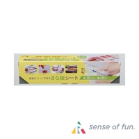 黃色包裝盒，印有「可自由裁剪的砧板保潔墊片」，尺寸為寬 30 公分 x 長 8 公尺。盒面上有多張示意圖，展示了產品用於處理魚、肉、蔬菜，以及在戶外使用的情境，並有手部裁剪的特寫。