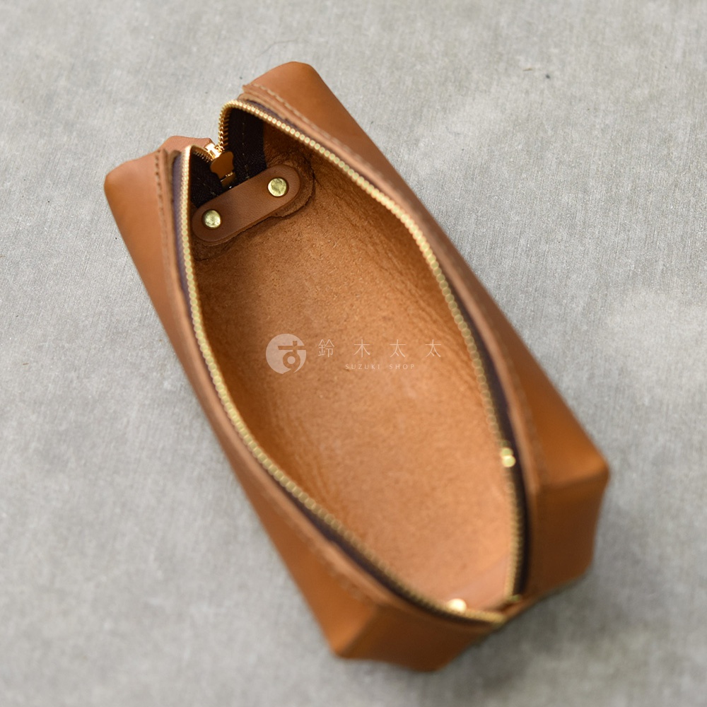職人手作皮革Organ箱型收納筆袋，淺棕色，拉鍊部分為金色，內裡為裸色皮革，有兩個鉚釘固定。
