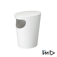 白色圓柱形儲物垃圾桶，帶有橢圓形開口，頂部為傾斜的蓋子，材質可能為塑料或金屬。