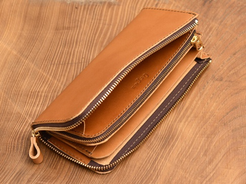 職人手作皮革Organ雙拉鍊L型長夾，淺棕色皮革，內部為淺棕色皮革，配有金色拉鍊和縫線，設計簡潔大方。