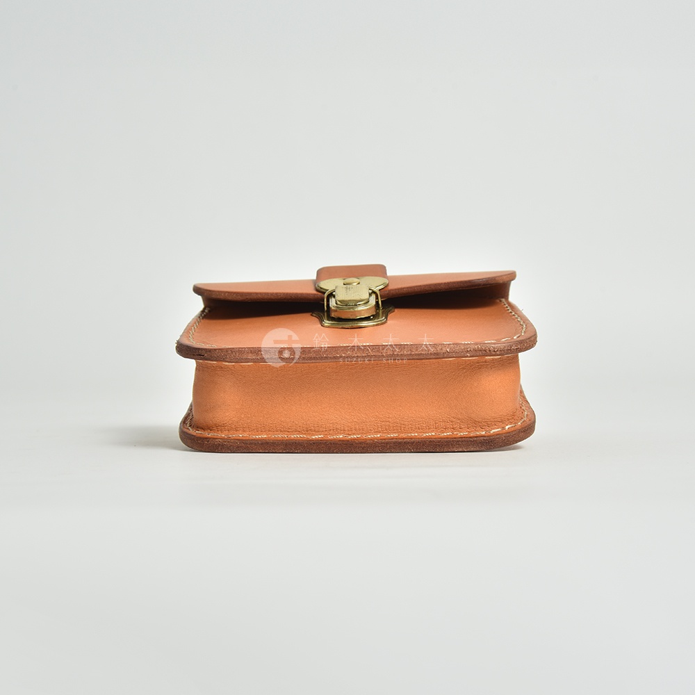 職人手作皮革經典腰包 E-1，呈現淺棕色，使用真皮革材質，帶有金屬鎖扣和縫線細節。