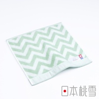 淺綠色與白色交織的鋸齒圖案方巾，材質柔軟，邊緣有細緻的車縫線，角落處有品牌標籤。