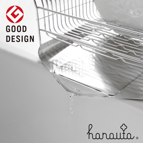 銀色不鏽鋼碗碟架，帶有可拆卸瀝水盤，架身結構呈網狀，可橫放碗盤，架子傾斜，顯示瀝水盤正在滴水。