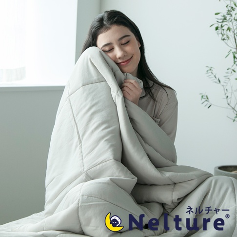 淺灰色 Nemulia 五層散熱涼感單人被，表面有菱格縫線，材質輕柔。