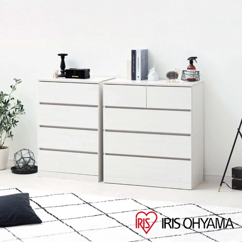 兩組白色木製收納櫃，左側為五層抽屜櫃，右側為兩層抽屜櫃上方有兩小抽屜。