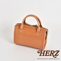 職人手作皮革迷你波士頓包，呈現天然棕色皮革，帶有精緻縫線與金屬拉鍊，造型復古，適合日常攜帶。