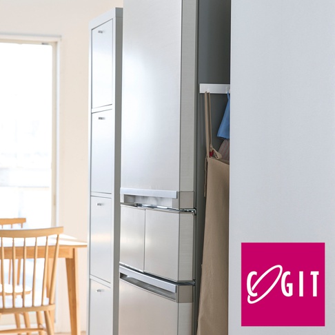 白色磁吸式縫隙專用四聯伸縮掛鉤，掛在銀色家電側邊，下方懸掛著米色帆布袋和藍色布料。