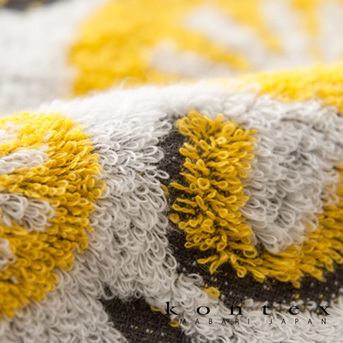 KONTEX Mabari Japan 品牌標誌印在黃色、白色和灰色圖案的毛巾上