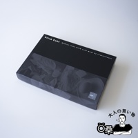 黑色的禮盒上印有白色字體的 Stick Cake Modern style stick cake made by confectioner