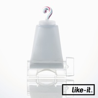 半透明白色塑料製的手動轉轉擠牙膏夾，頂部有一個擠出的、帶有粉紅、藍色和白色條紋的牙膏。