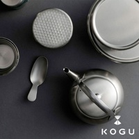 日製18-8不鏽鋼急須茶壺，銀色，帶有濾網，附有茶匙和杯墊。