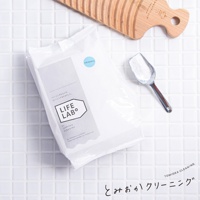白色無添加洗衣粉補充包，標籤顯示「LIFE LAB」及「ORIGINAL」字樣，旁邊有一個金屬量匙裝有白色粉末，背景為白色小方格磁磚，上方有一塊木製刨刀。
