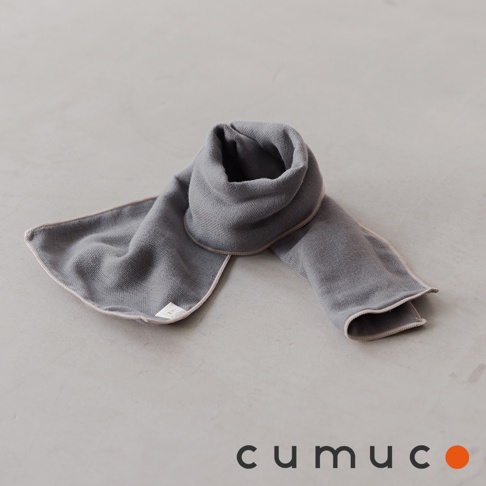 CUMUCO 六層紗輕透速乾短版運動毛巾，灰色，材質為紗線編織，質感輕薄，邊緣有淡色滾邊，一端有品牌標籤。