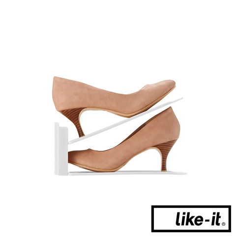 白色雙層鞋架上擺放著兩雙裸色麂皮高跟鞋，鞋跟為木紋材質。