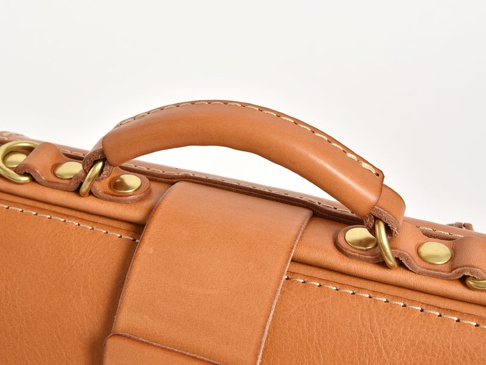 職人手作皮革兩用迷你口金單肩包 (CW-7)，採用天然棕色皮革製成，設有金色金屬配件和縫線細節，展現經典手提把。