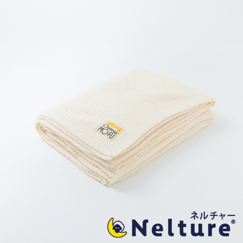 一張米白色、觸感柔軟的毛毯，表面有細緻的橫向壓紋，左側繡有「Cheese MO-FU」黃色字樣標籤。