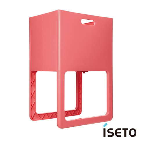 一個珊瑚色的折疊高腳置物籃，由塑膠製成，具有方形開口和提把。