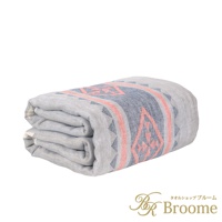 ORTEGA 353 今治菱紋單人毯，淺灰色底布搭配珊瑚粉色及深藍色菱形幾何圖案，質地親膚，適合四季使用。