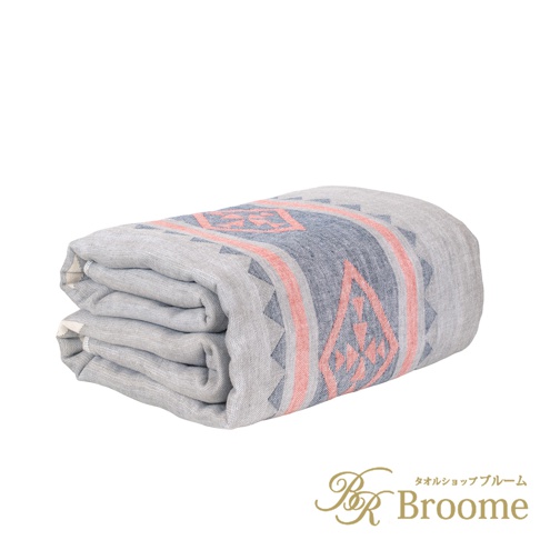 ORTEGA 353 今治菱紋單人毯，淺灰色底布搭配珊瑚粉色及深藍色菱形幾何圖案，質地親膚，適合四季使用。