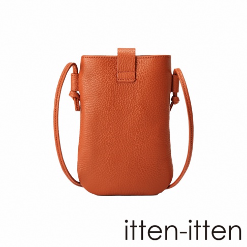 itten-itten 義大利皮革散步手機包，橙色，有細膩紋理，正面有翻蓋和袢帶設計，附有斜挎背帶。