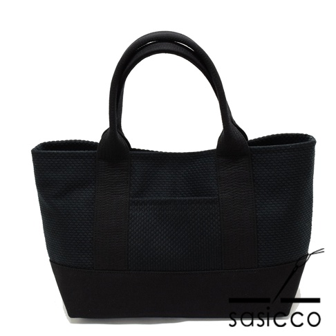 黑色三河木綿刺子織迷你托特包，包身採用獨特的織紋材質，配有雙提把，正面有一個較大面積的平整布料口袋，底部為純黑色布料。