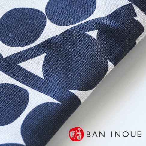 BAN INOUE 品牌標誌與自然織紋麻布斜背包 (果實花紋) 的特寫