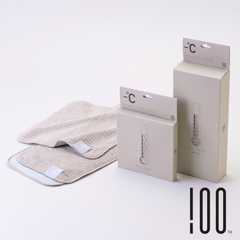 兩條淺灰色網格紋理的降溫涼感手巾，其中一條下方有淺藍色點狀紋理。兩旁擺放著兩盒印有溫度計圖案的淺灰色紙盒包裝，左側較小盒，右側較大盒。
