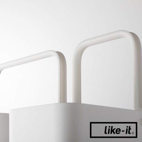 like-it 品牌標誌，兩個白色塑膠收納盒的局部特寫，盒身上方有彎曲的白色提把。