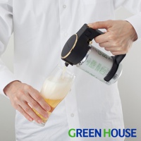 黑色金屬圓盤啤酒金泡機，配有黑色手柄，夾著銀色啤酒罐，正將啤酒倒入玻璃杯中，杯中充滿了金黃色啤酒和細膩的泡沫。