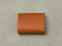 職人手作皮革Organ迷你短夾，呈現天然棕色皮革紋理，簡約設計，側邊有精緻縫線。