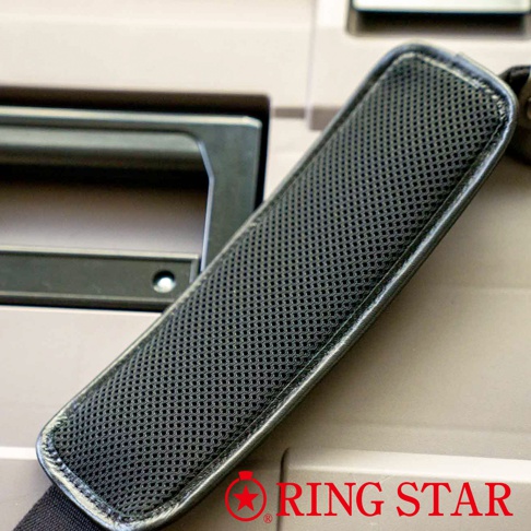 Starke-R 進化超級箱的黑色網狀肩墊，帶有皮革邊緣，置於灰色箱體旁。