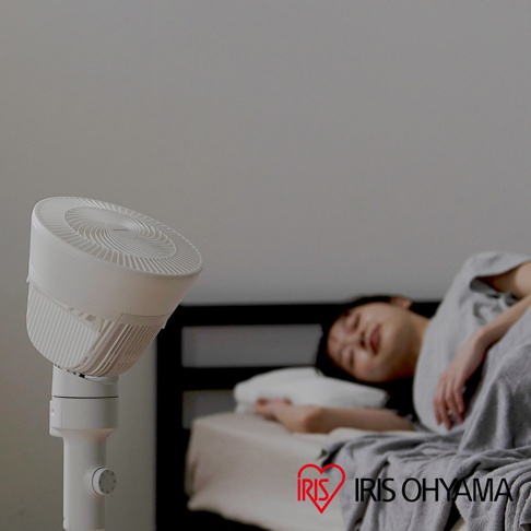 白色直立式落地換氣風扇，帶有旋鈕控制，風扇頭部呈圓柱狀，有細密的格柵紋路。