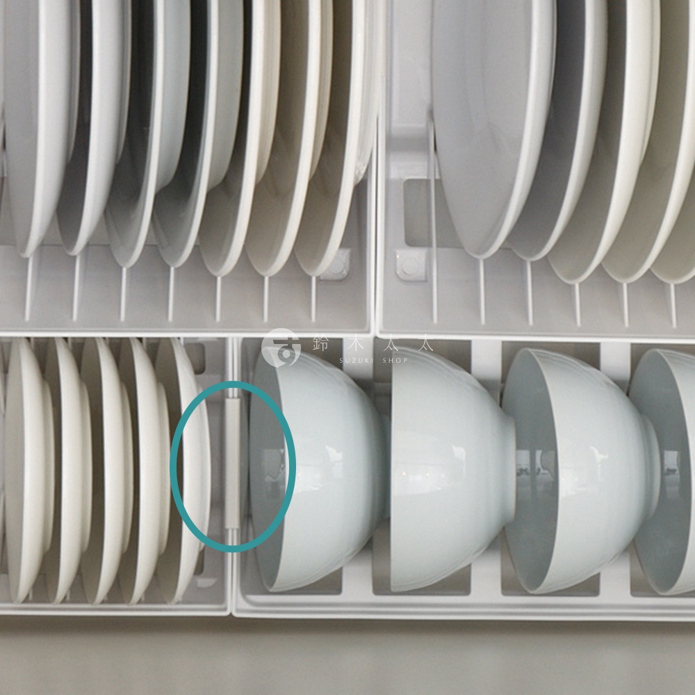 抽屜式餐盤收納架，上方擺放著白色盤子，下方擺放著白色碗。